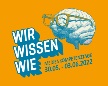 Grafik zeigt ein Gehirn mit Brille dazu der Text "Wir wissen wie, Medienkompetenztage vom 30.5. bis 3.6.2022"