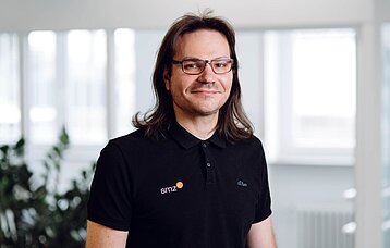 Im Vordergrund steht Dejan Simonovic, der Leiter der ComputerSpielSchule Stuttgart. Im Hintergrund sieht man die Räumlichkeiten des Stadtmedienzentrums Stuttgart.