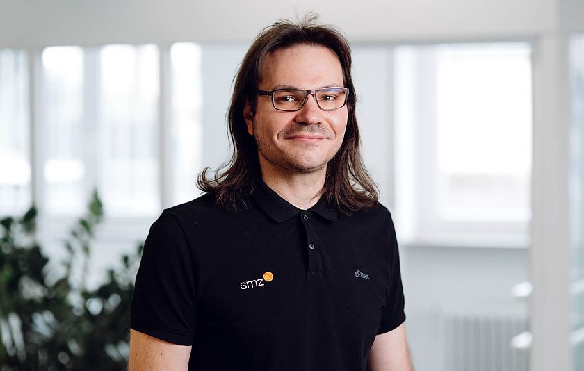 Dejan Simonovic, Leiter der ComputerSpielSchule Stuttgart Im Vordergrund steht Dejan Simonovic, der Leiter der ComputerSpielSchule Stuttgart. Im Hintergrund sieht man die Räumlichkeiten des Stadtmedienzentrums Stuttgart.