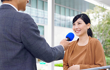 Junge Frau wird interviewt