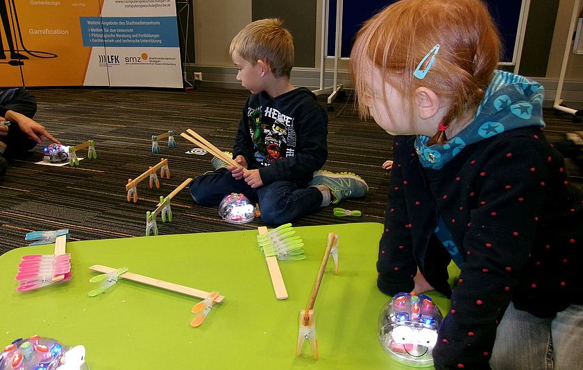 Kinder programmieren Roboter