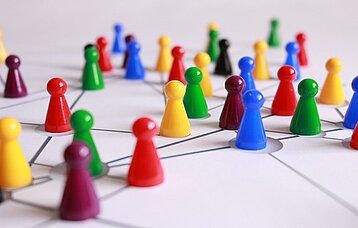 Spielfiguren auf vernetzten Spielfeldlinien