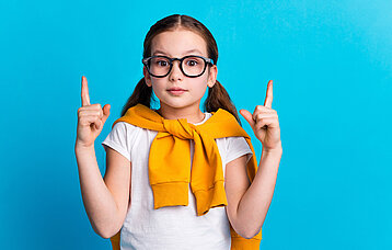 Schülerin zeigt Achtung-Finger.