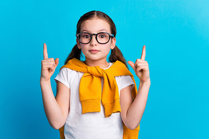 Schülerin zeigt Achtung-Finger.