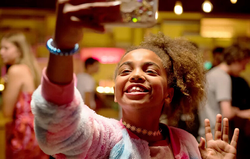 Fröhliche junge Frau erstellt Selfie