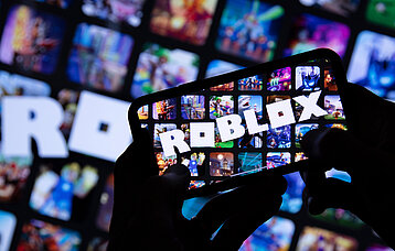 Smartphone mit Roblox-Bildschirm