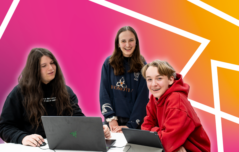 Zwei Jungen sitzen an einem weißen Tisch mit Laptop und Tablet. Zwischen ihnen steht ein Mädchen am Tisch. Im Hintergrund ist ein lila-pink-orangener Farbverlauf mit weißen Strichen zu sehen.