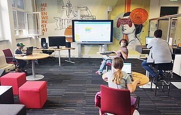 Kinder und Jugendliche in der Computerspielschule des SMZ Stuttgart