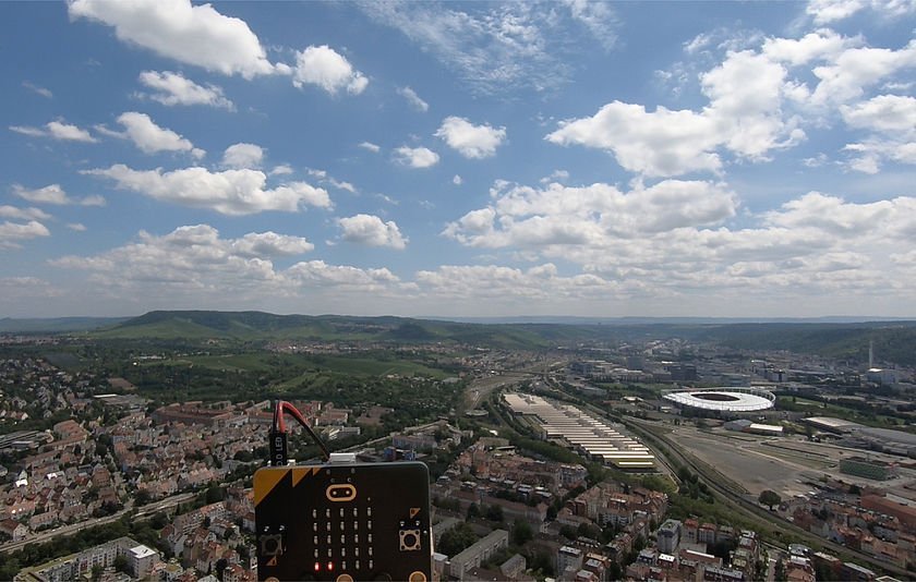Blick von oben auf Stuttgart Ost, davor ein Messgerät