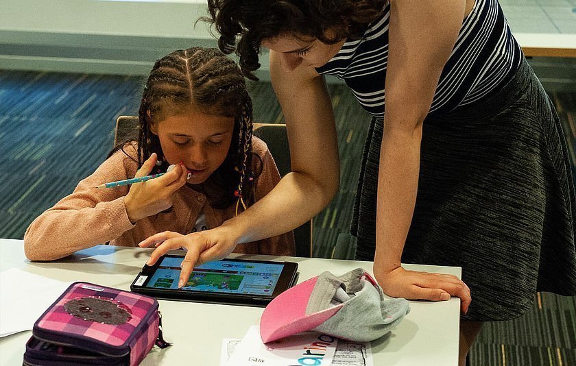 Frau und Kind am Tablet