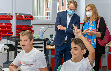 Besuch von Ministerialdirektor Michael Föll und Isabel Fezer, Bürgermeisterin für Jugend und Bildung, bei der Sommerferienwoche im SMZ Stuttgart