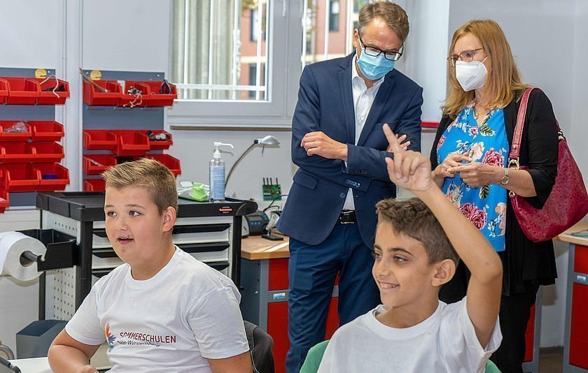 Besuch von Ministerialdirektor Michael Föll und Isabel Fezer, Bürgermeisterin für Jugend und Bildung, bei der Sommerferienwoche im SMZ Stuttgart