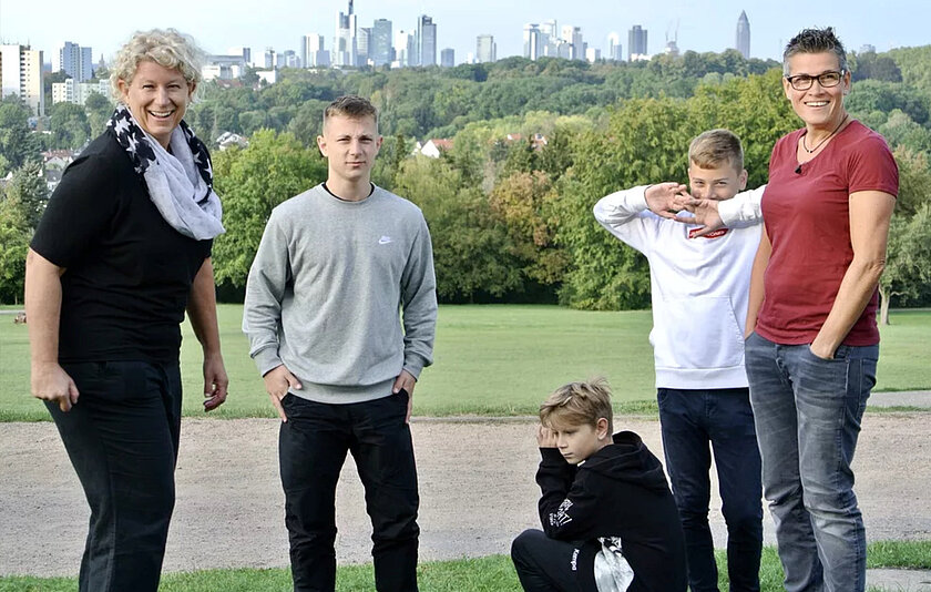 Mutter, drei Jugendliche, Vater