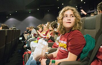 Kinderjury Mädchen im Kinosaal