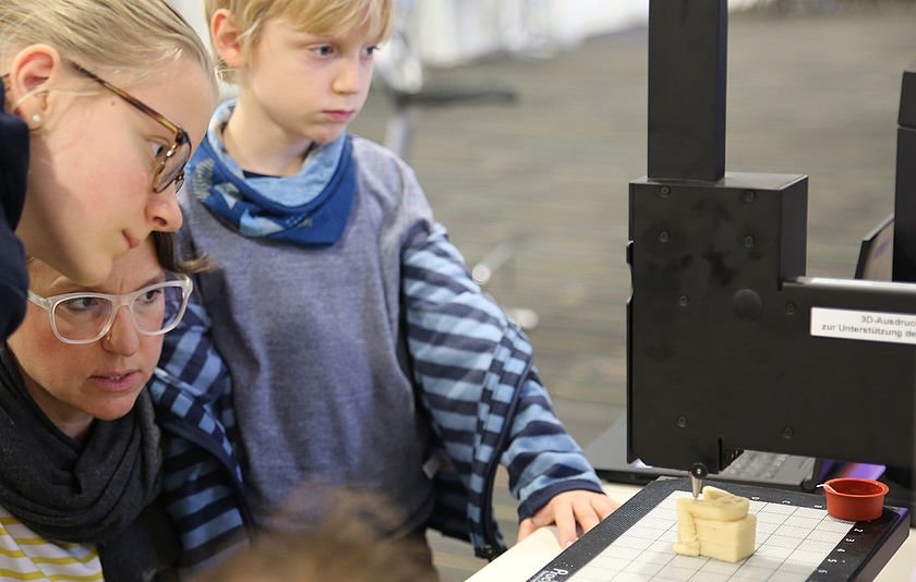 Kimder vor einem 3D-Drucker