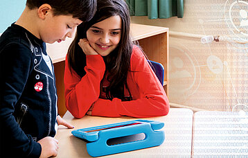 Zwei Kinder vor einem Kinderlaptop