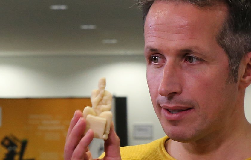 Mann hält eine Marzipanfigur aus dem 3D-Drucker in der Hander