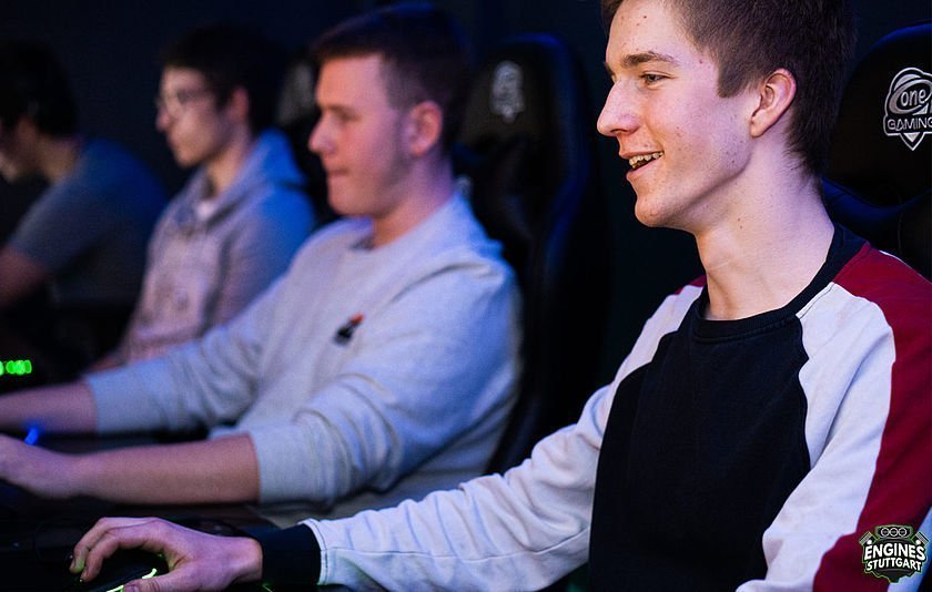 vier Personen beim gemeinsamen Computerspielen