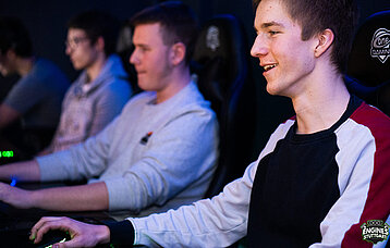 vier Personen beim gemeinsamen Computerspielen